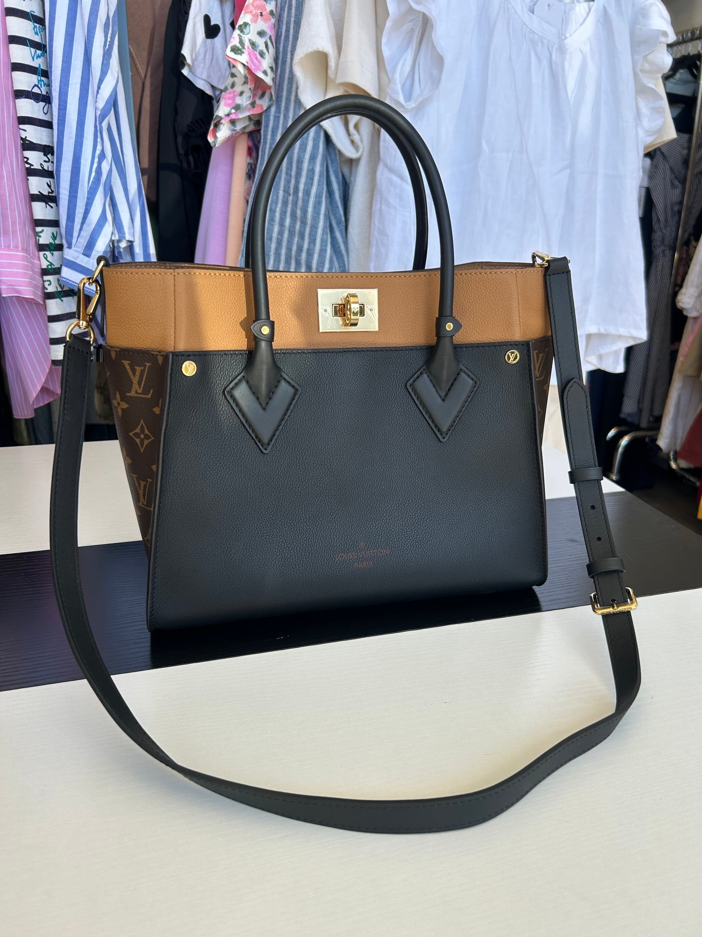 LOUIS VUITTON On My Side MM