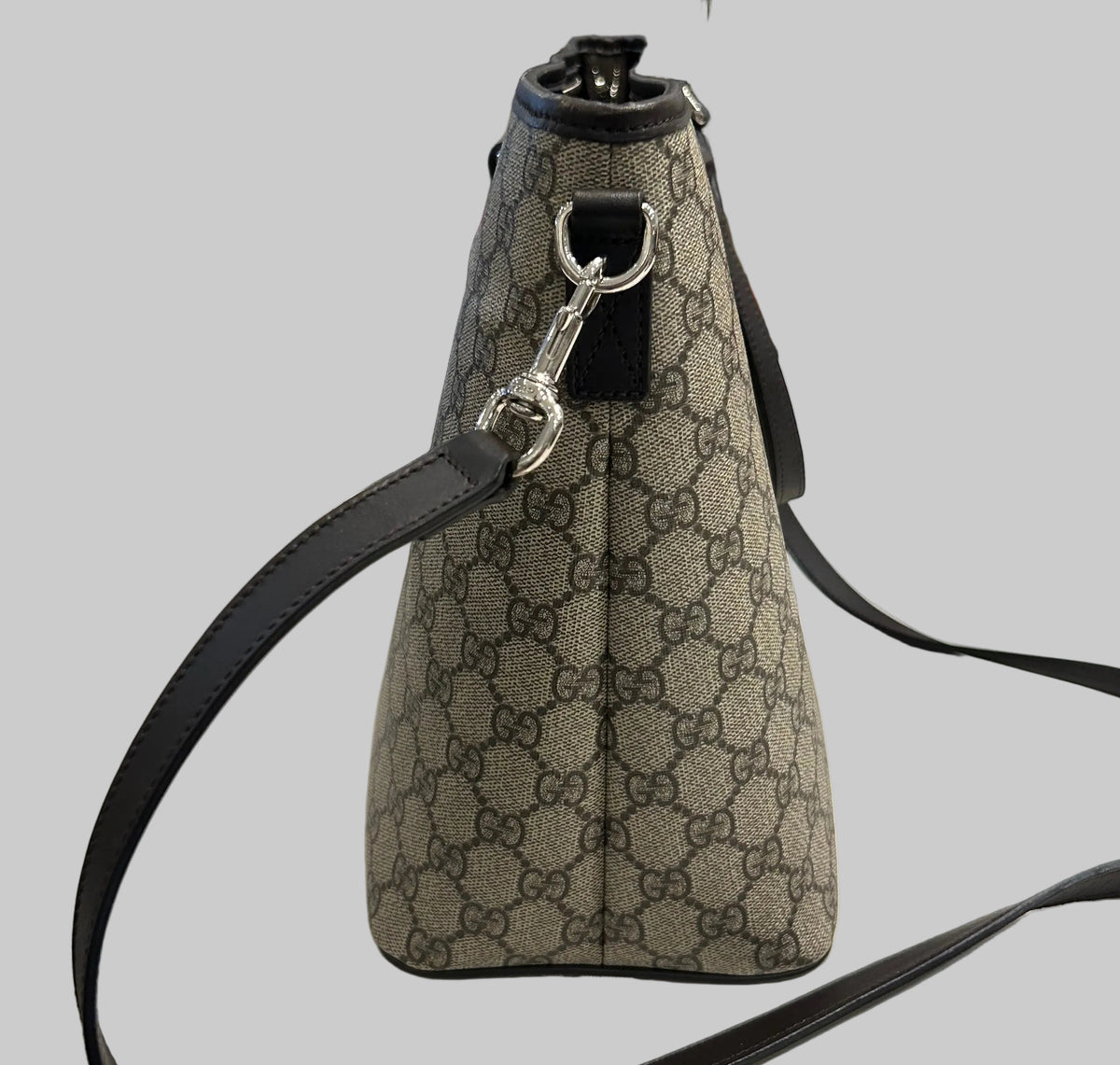 GUCCI GG Supreme Monogram Medium Zippered Tote Bag