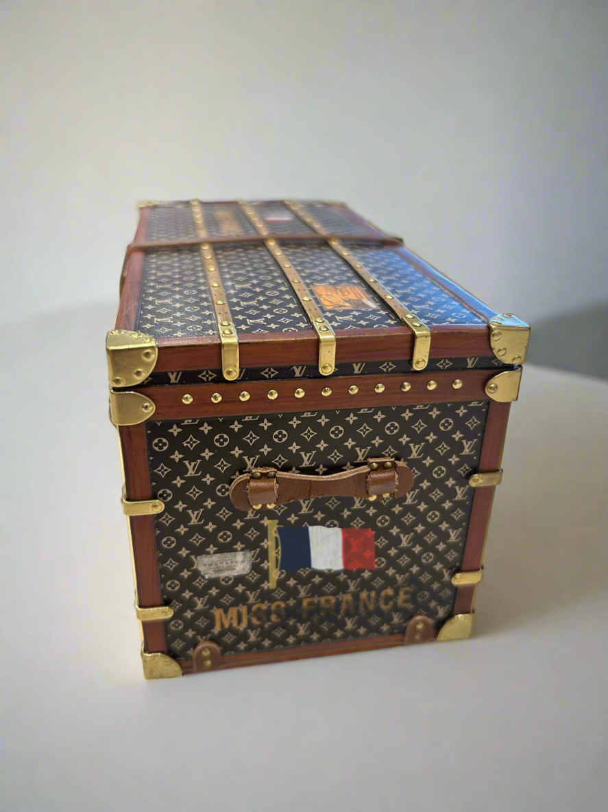 LOUIS VUITTON Miss France Paper Weight