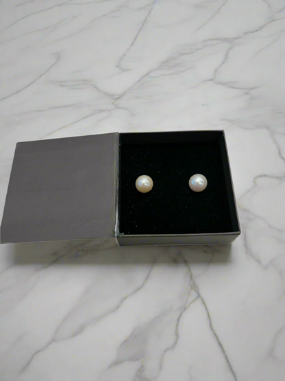 ANN LOUISE  Pearl Stud Earrings