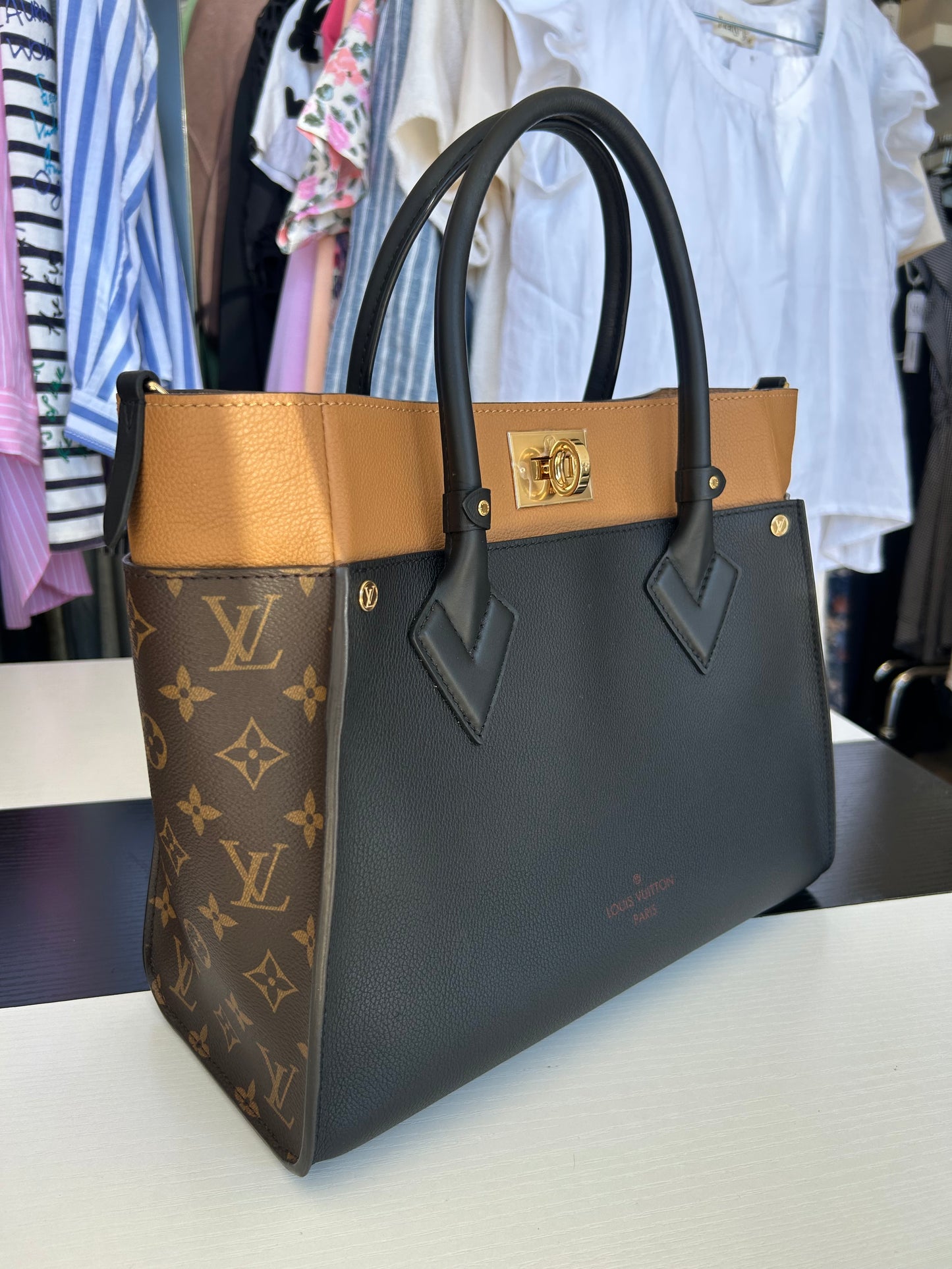 LOUIS VUITTON On My Side MM