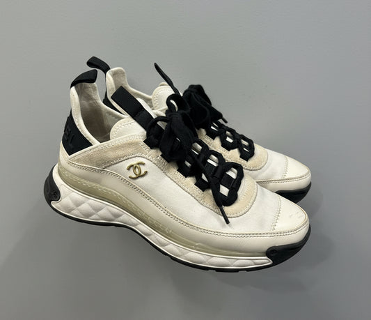 CHANEL Interlocking CC Logo Leather Sneakers - Size 38