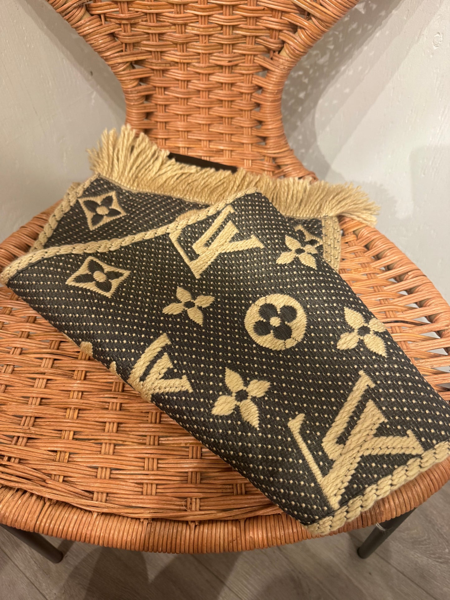 New* LOUIS VUITTON Logomania Scarf