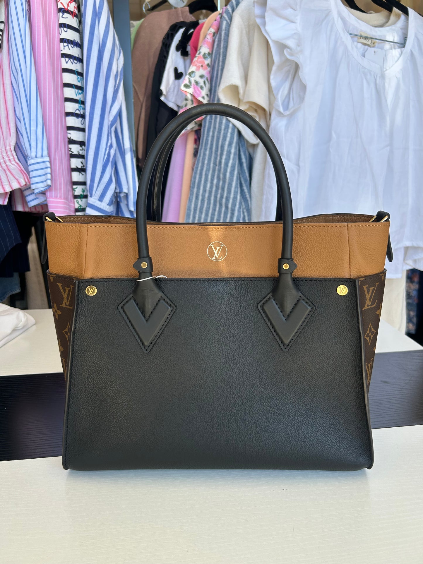 LOUIS VUITTON On My Side MM
