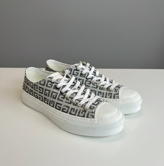 NEW* MENS GIVENCHY Logo Sneakers - Size 42.5
