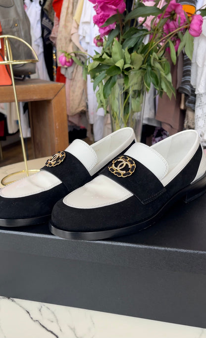 CHANEL
2022 Interlocking CC Logo Loafers - Size 38