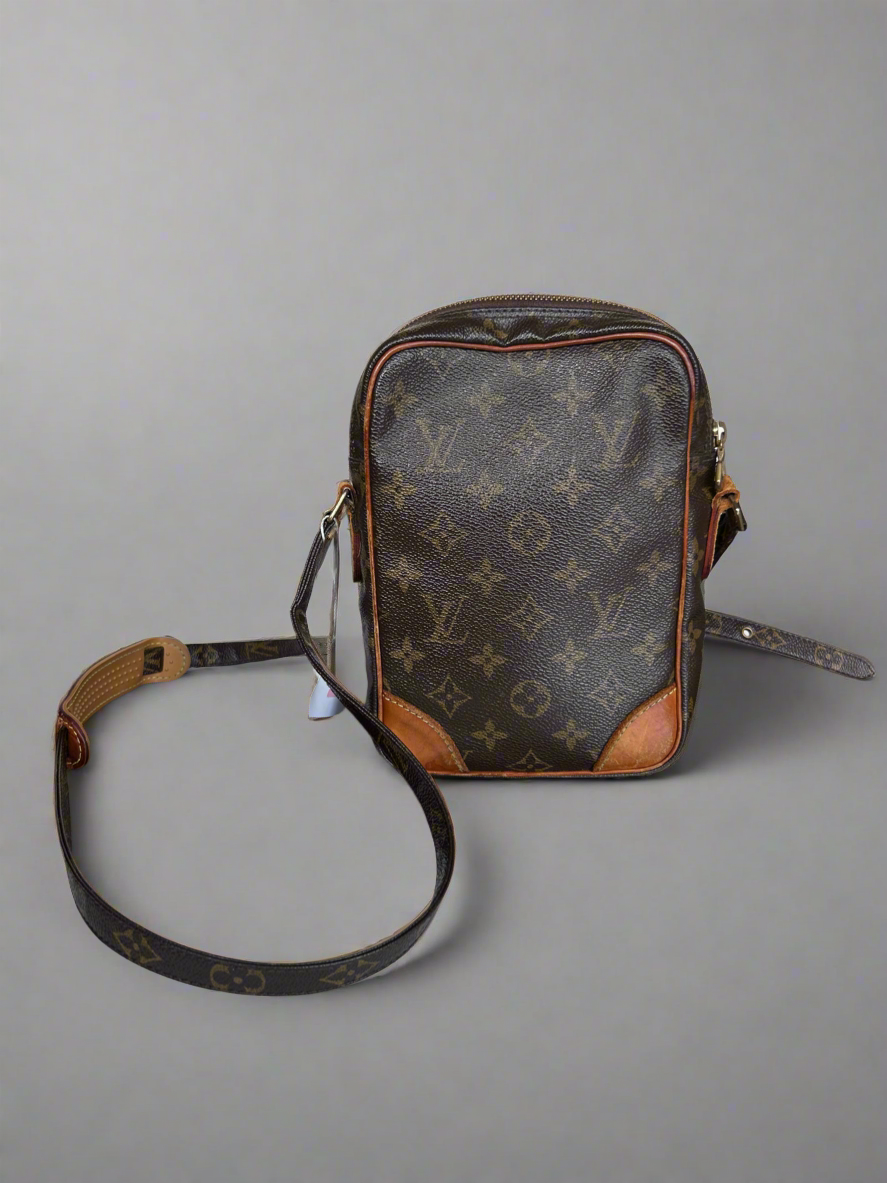 LOUIS VUITTON 2001 Amazone Crossbody