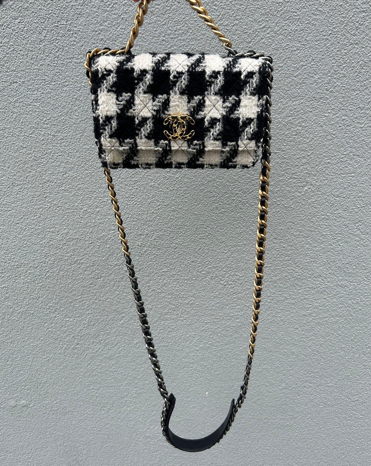 CHANEL 19 Houndstooth Tweed Crossbody Purse
